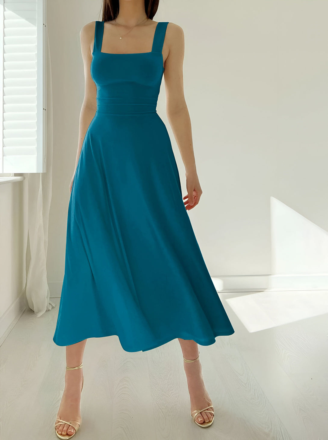 Robe Midi Ajustée Col Carré
