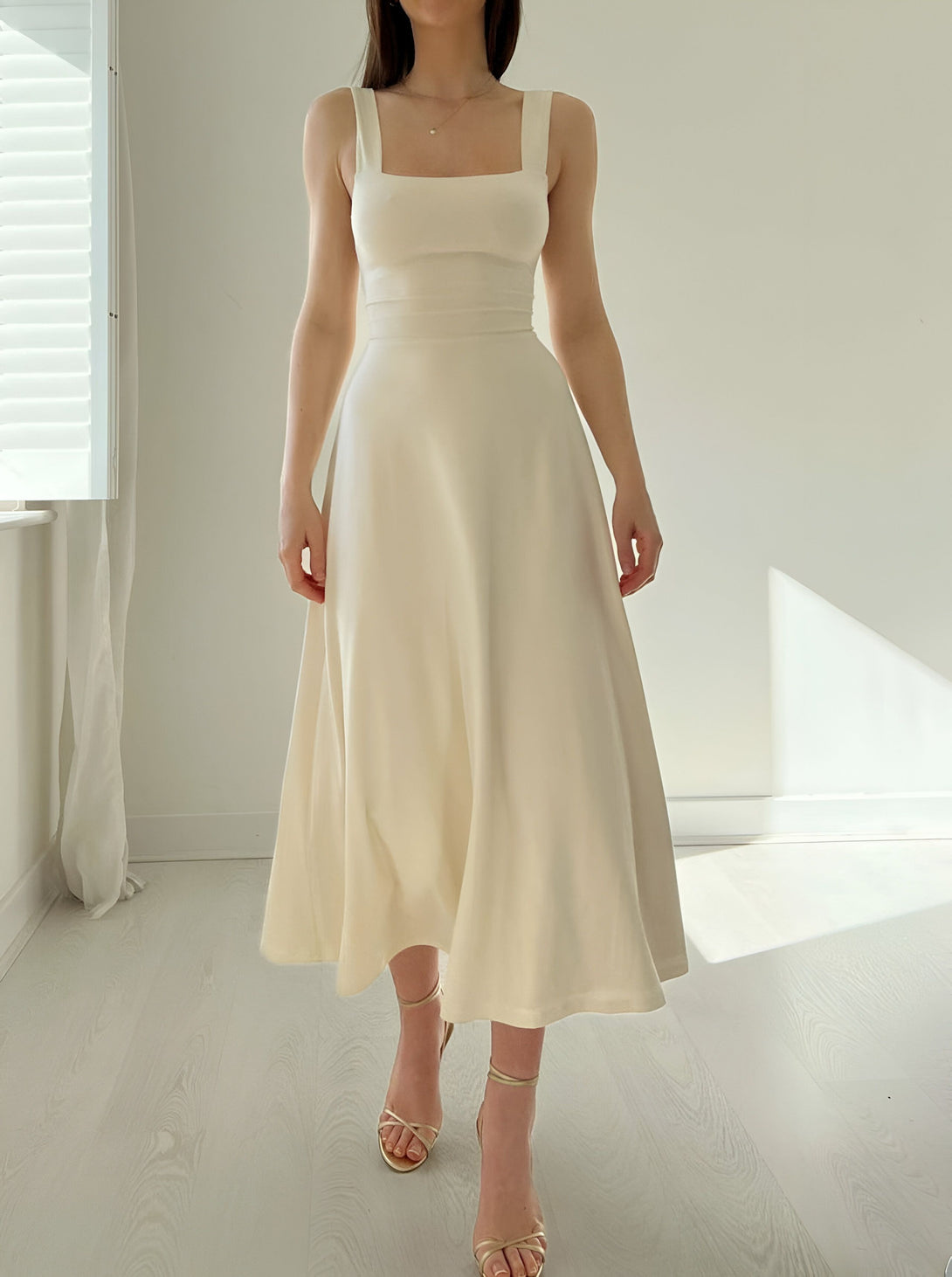 Robe Midi Ajustée Col Carré
