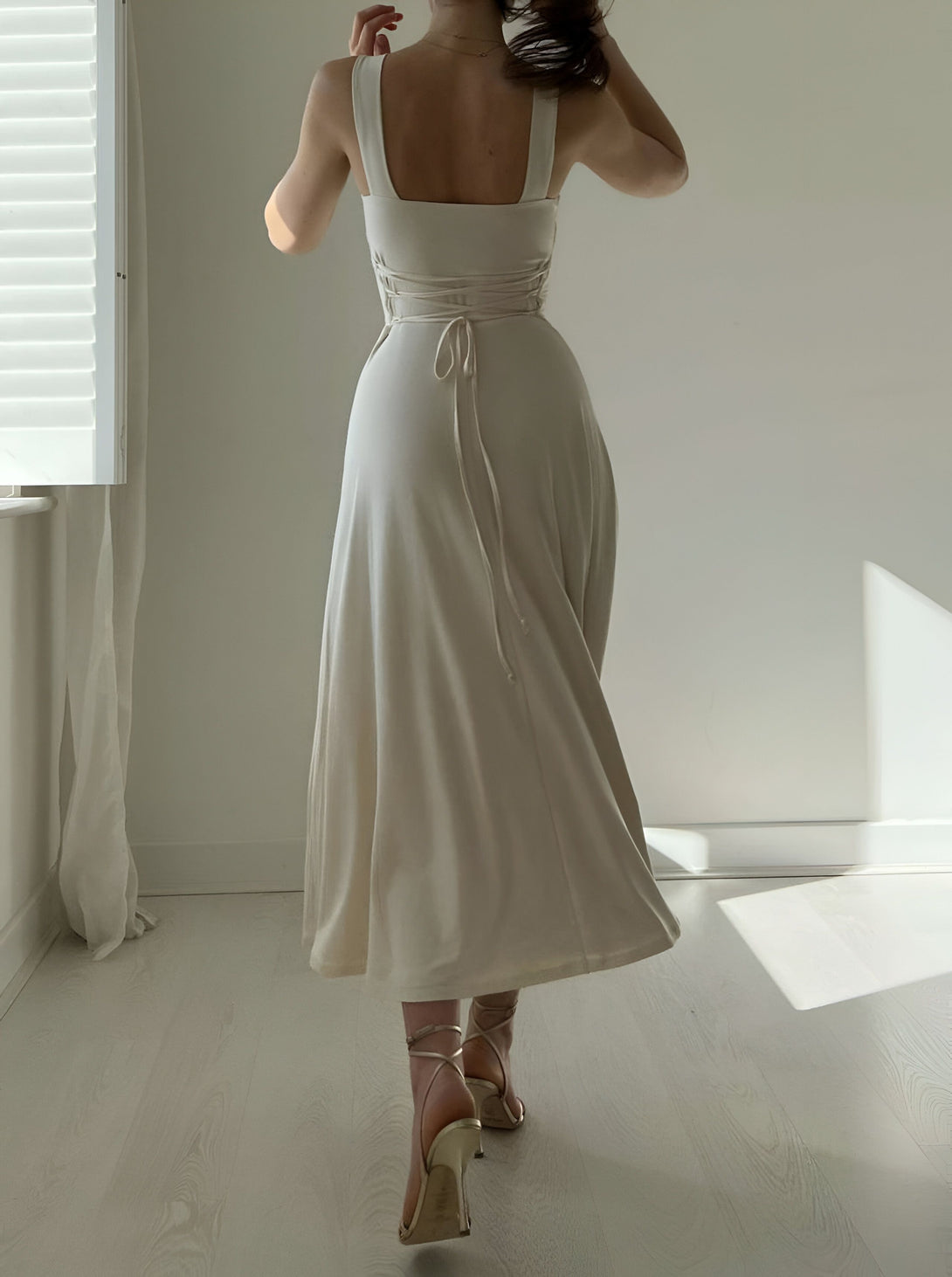 Robe Midi Ajustée Col Carré
