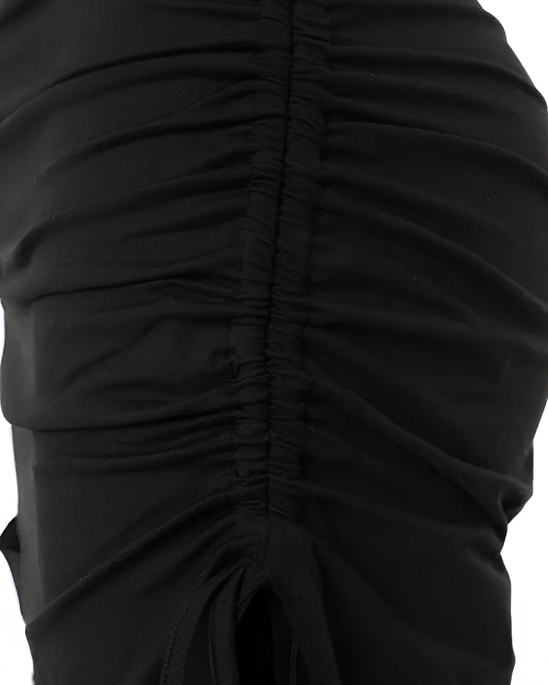 Une image d'une robe noire froncée sur le côté avec un lien à nouer.