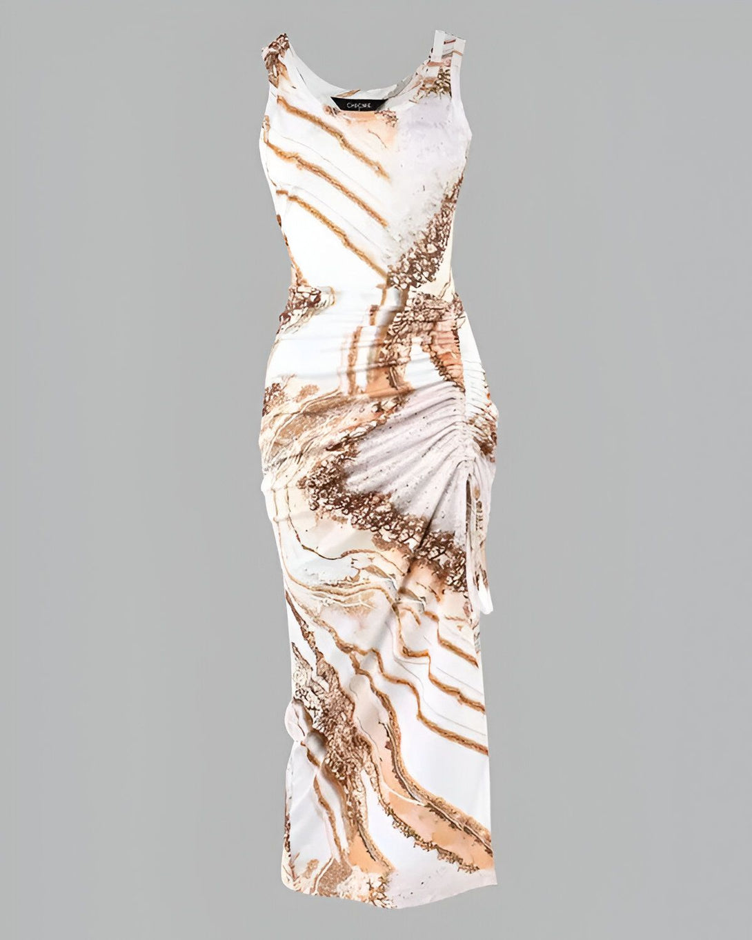 Une robe longue moulante à imprimé marbré marron et blanc. La robe a un col rond et des bretelles fines. Elle est froncée sur le côté avec un lien à nouer.