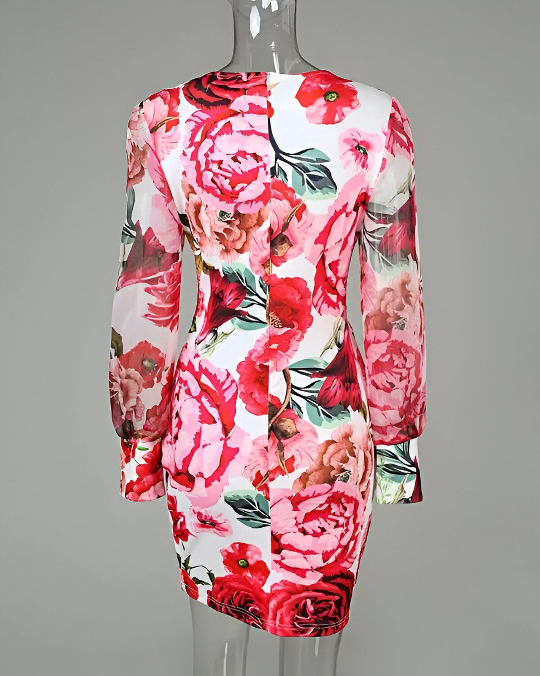 Une robe moulante à manches longues avec un imprimé floral coloré.