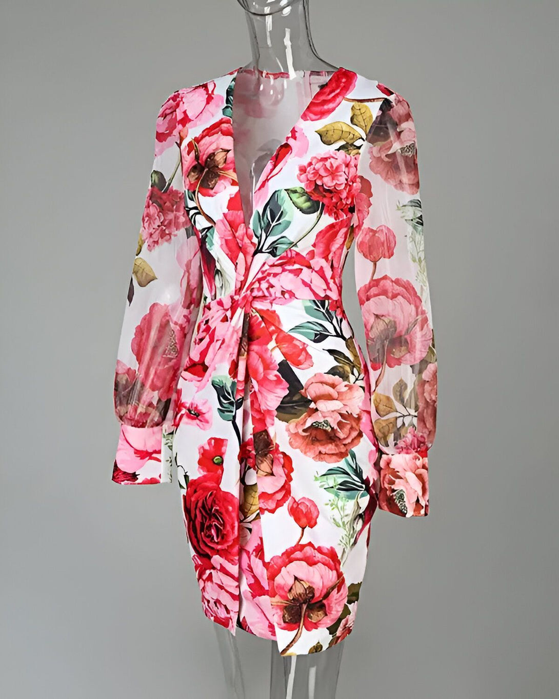 Une robe moulante à manches longues avec un imprimé floral coloré.