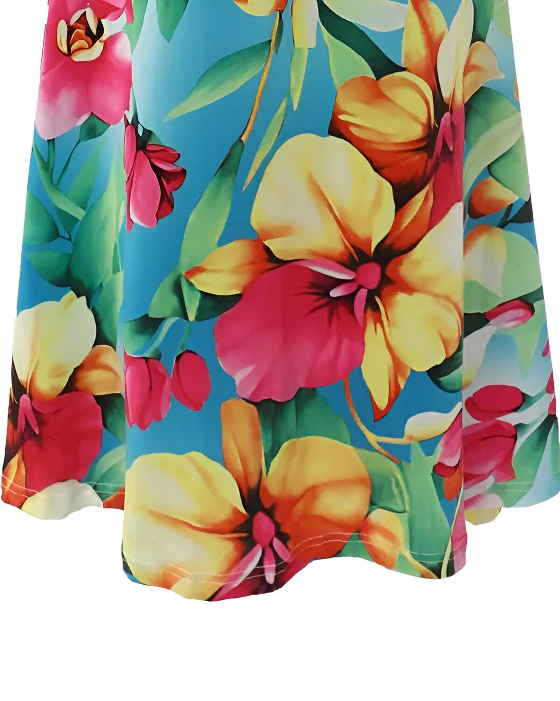 Une image d'une robe colorée à fleurs tropicales. La robe est bleu clair avec des fleurs roses, jaunes et vertes.