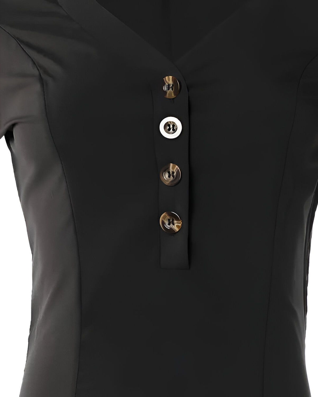Une image d'une robe noire avec des boutons marron.