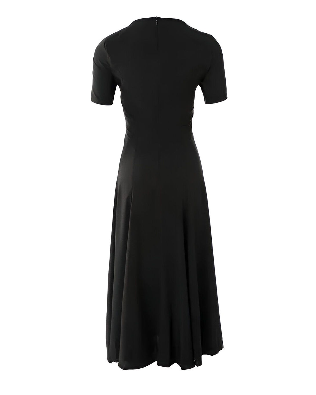 Une robe noire à manches courtes avec une jupe évasée.