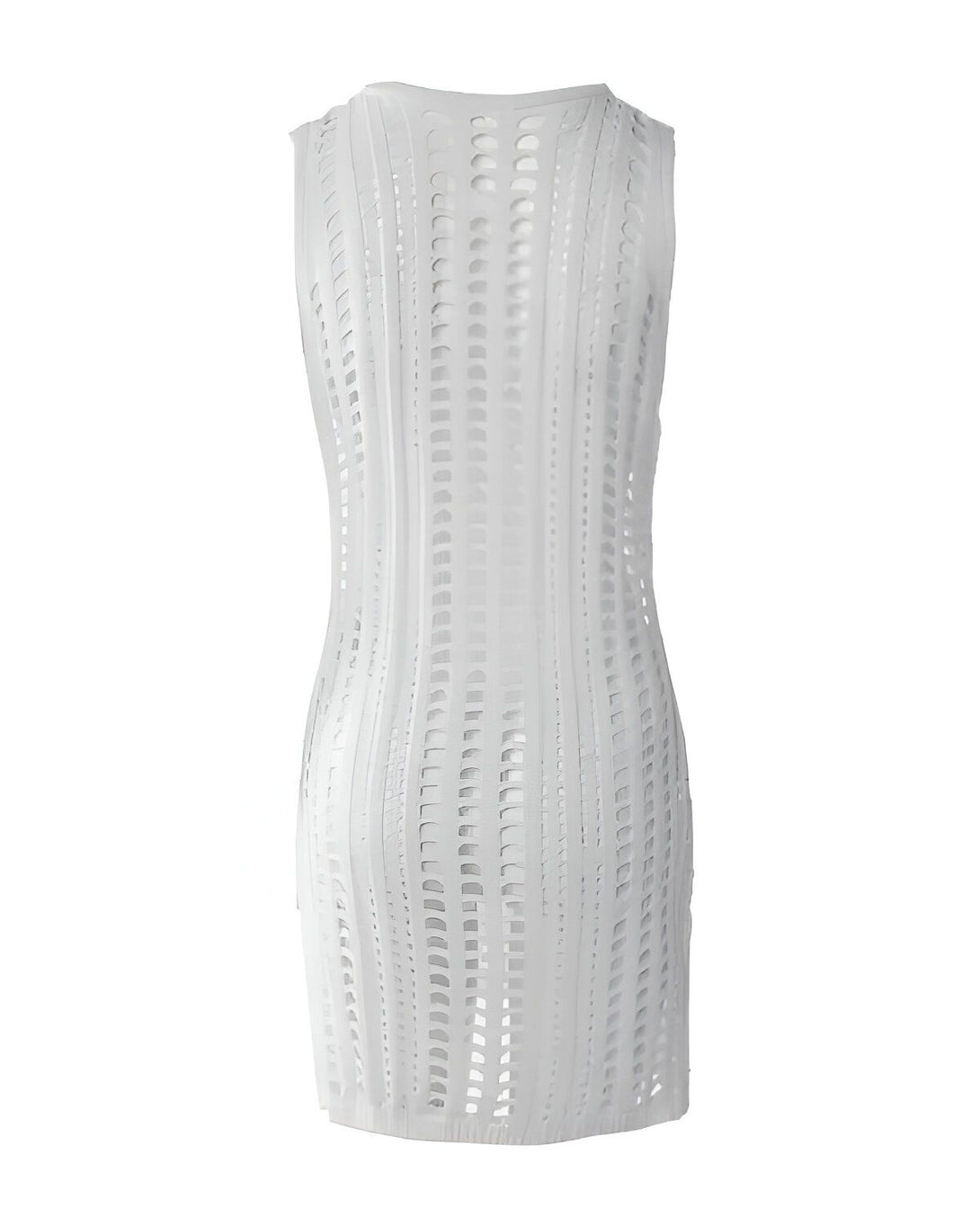 Une robe blanche courte et sans manches avec des motifs géométriques ajourés sur toute la surface.