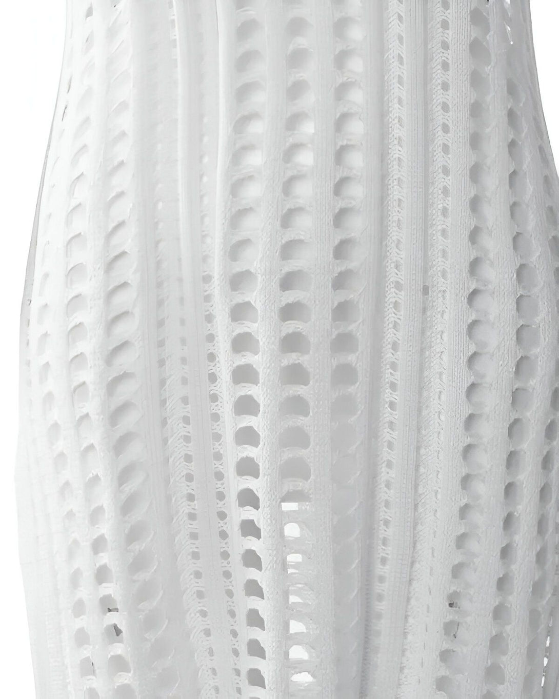 Une image d'une robe blanche en dentelle. La robe est faite de fils blancs et comporte des motifs de fleurs.