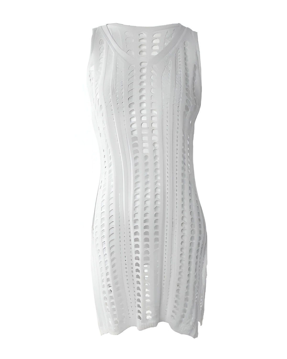 Une image d'une robe blanche en crochet, avec un col rond et des bretelles larges. La robe est transparente et a un motif de feuilles.