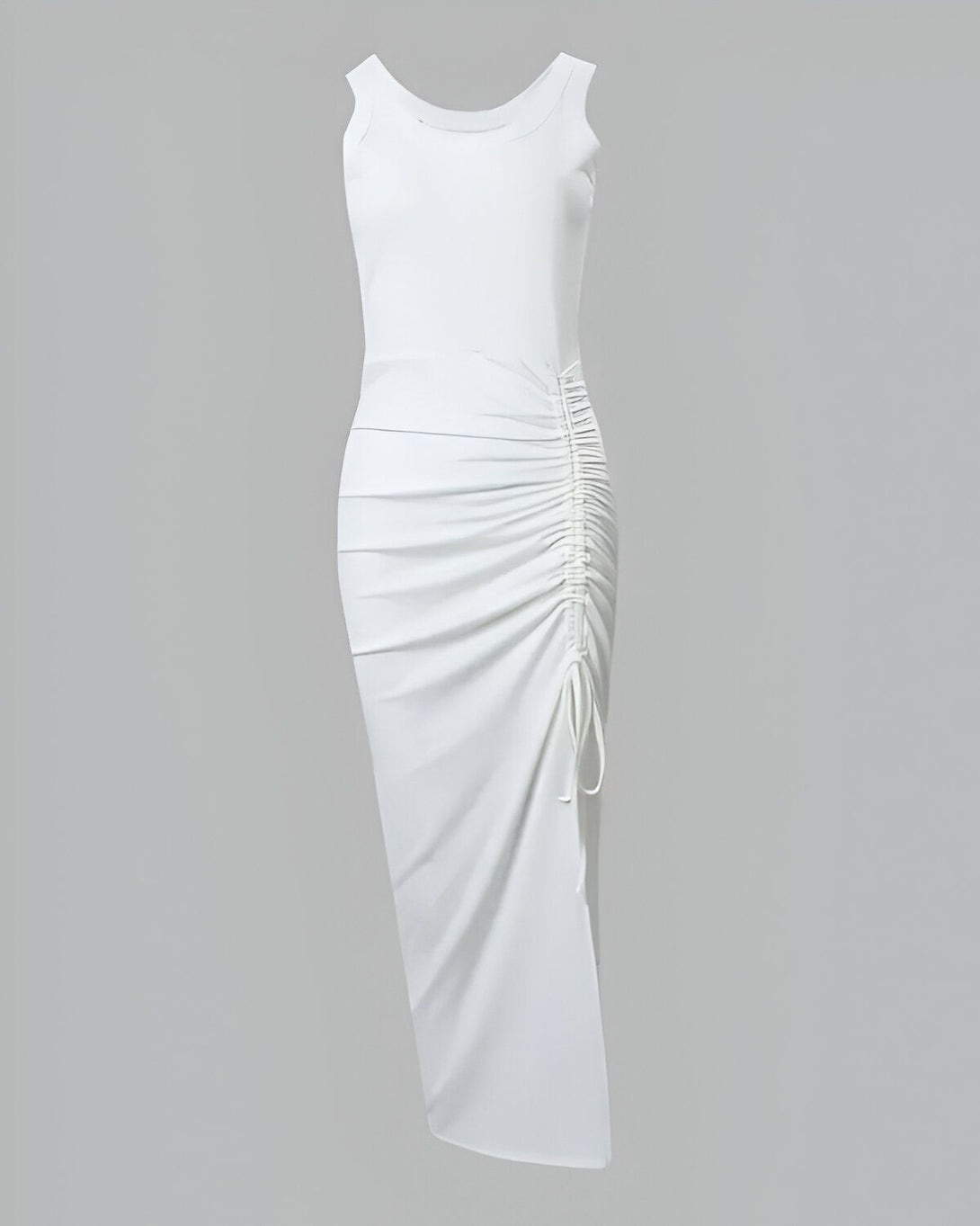 Une robe blanche moulante avec un décolleté rond et des bretelles fines. La robe est fendue sur le côté et possède un cordon de serrage à la taille.