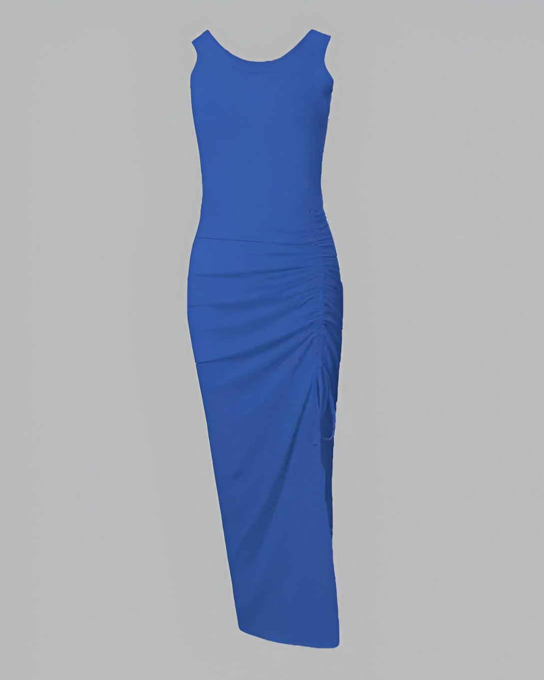 Une robe moulante bleu roi, sans manches, avec un décolleté arrondi et une fente sur le côté droit de la jupe.