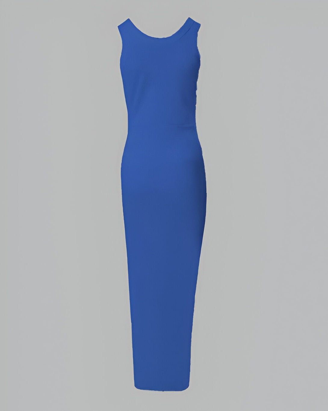 Une robe moulante bleu roi, sans manches, avec un col rond.