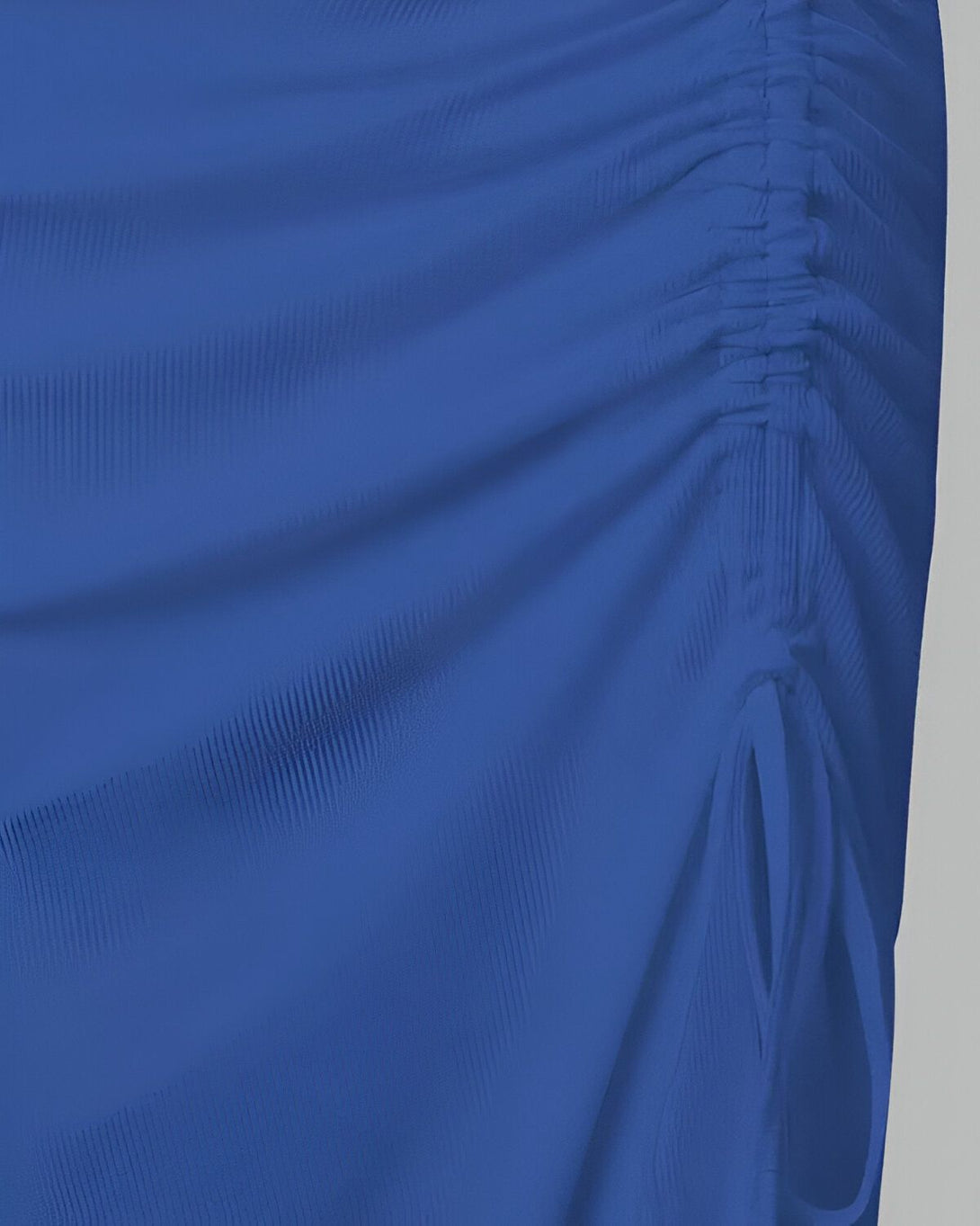 Une image d'une robe bleue froncée sur le côté.