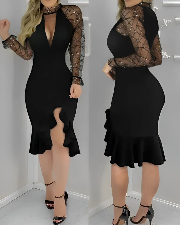 Une femme porte une robe noire moulante avec une fente sur la cuisse et des manches longues en résille.