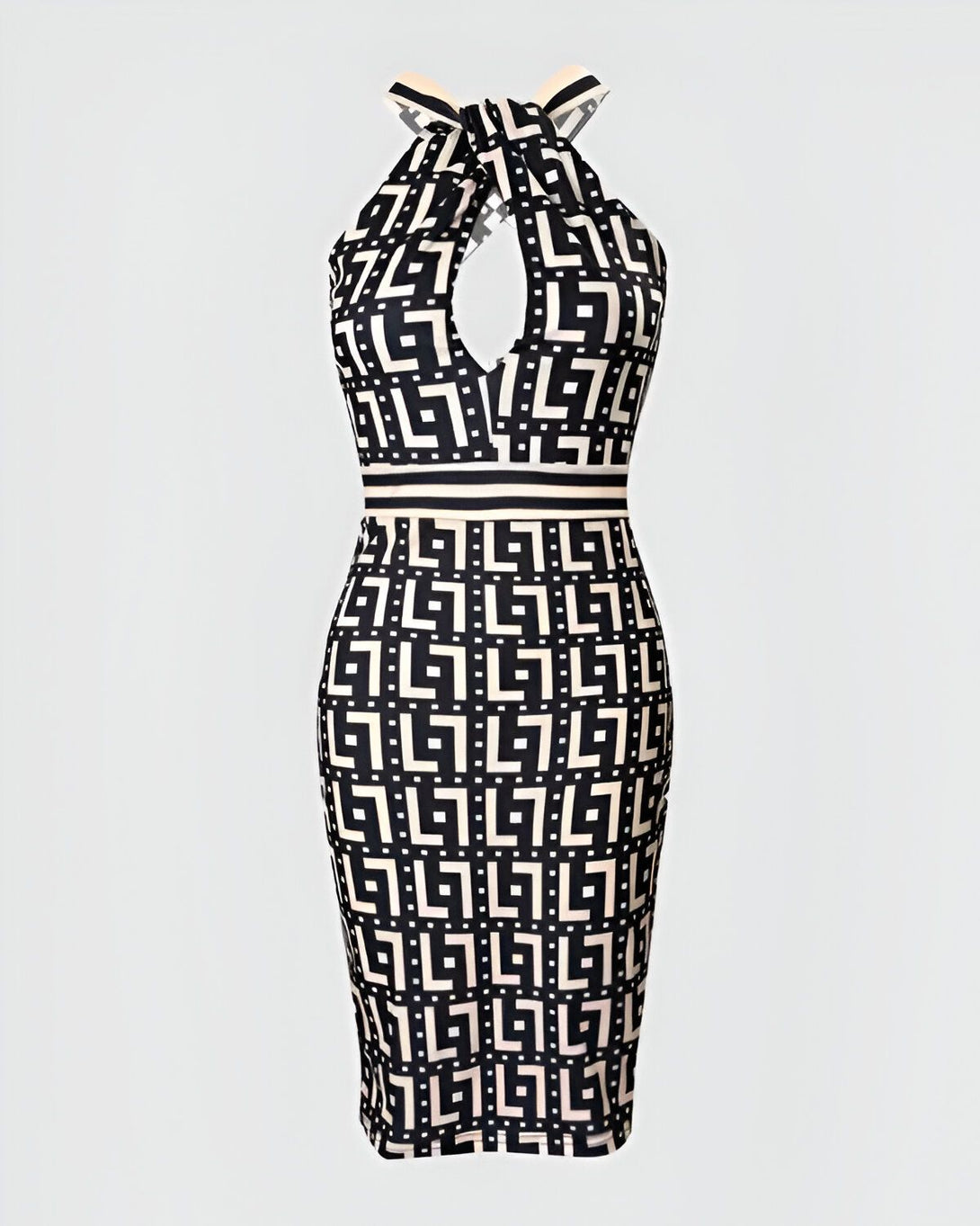 Une robe moulante à col montant et à imprimé géométrique noir et blanc.