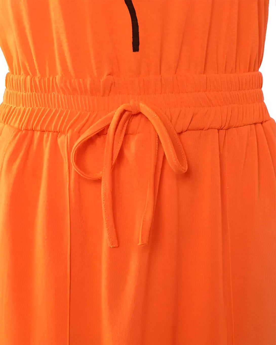 Le cordon de serrage orange de la combinaison orange est noué à la taille.