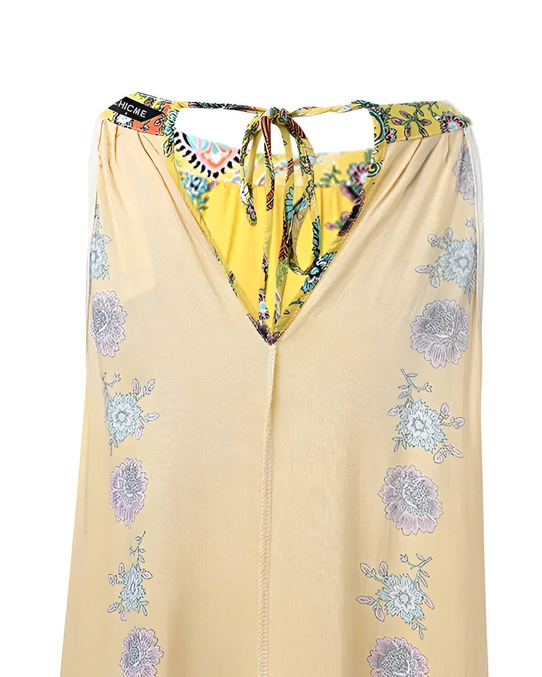 Une robe longue jaune avec un imprimé floral et un décolleté en V dans le dos.