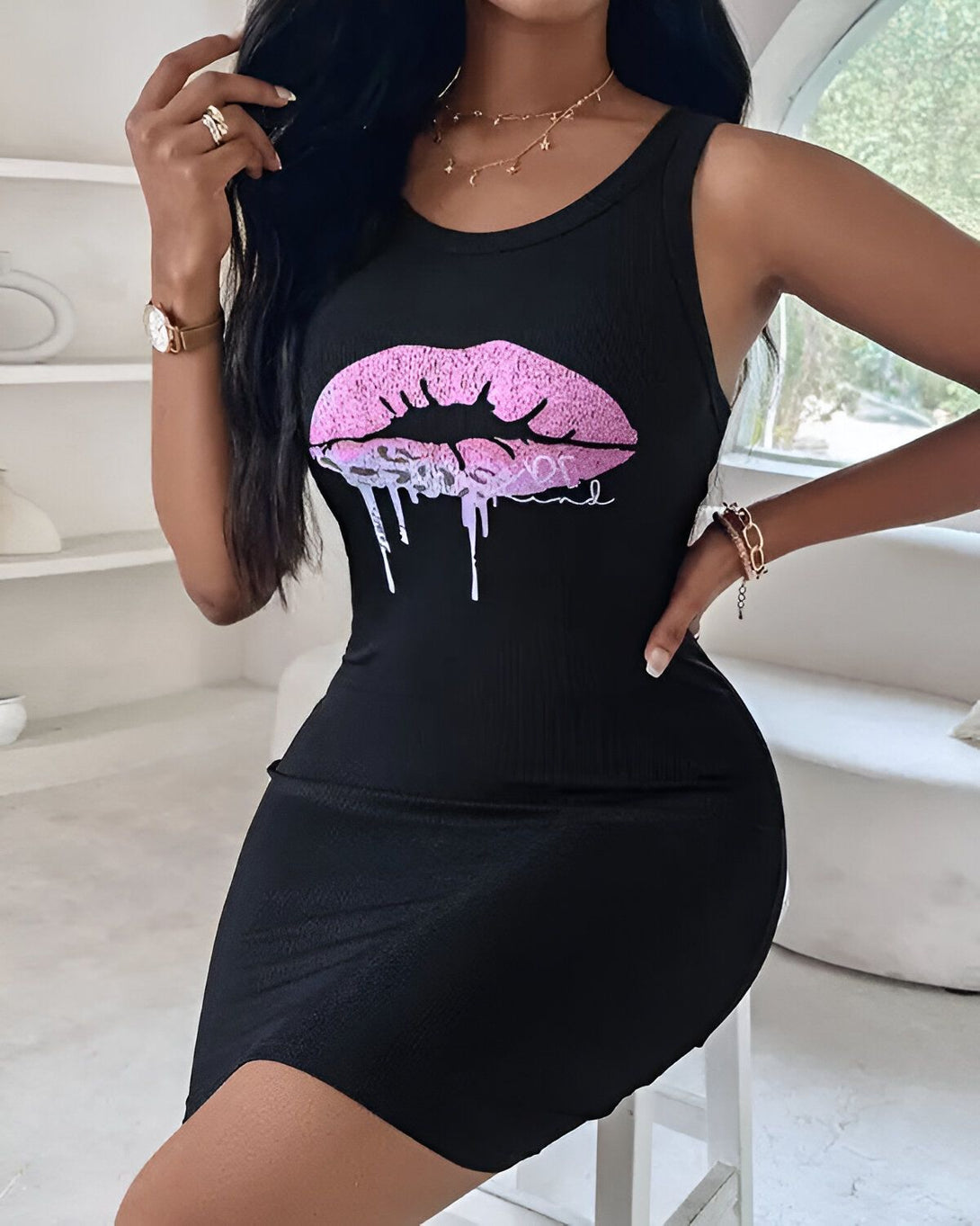 Une femme porte une robe noire moulante avec un imprimé lèvres roses. La robe est courte et met en valeur ses jambes. Elle porte également des talons hauts noirs et des bijoux.