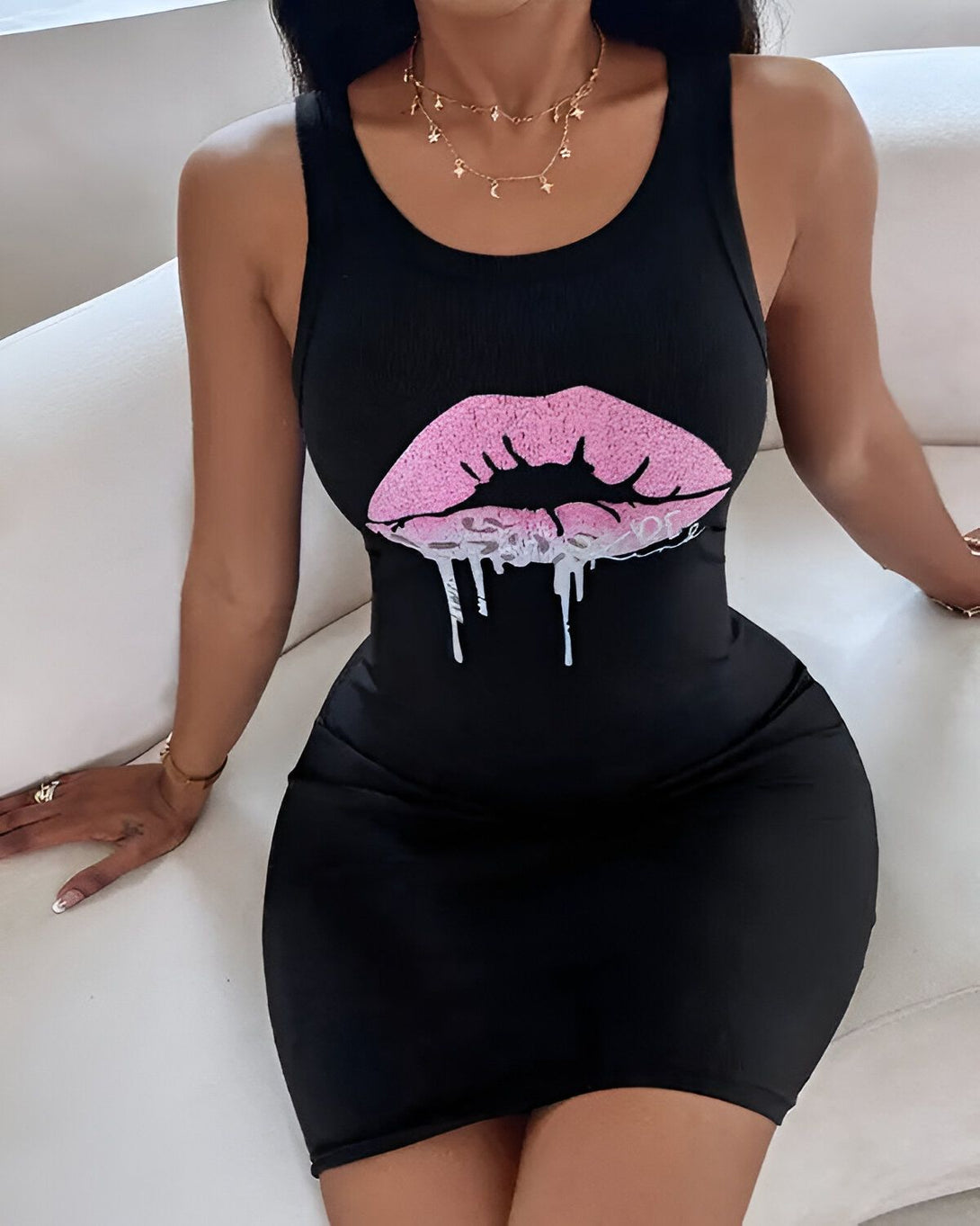 Une femme porte une robe noire moulante avec un imprimé lèvres roses.