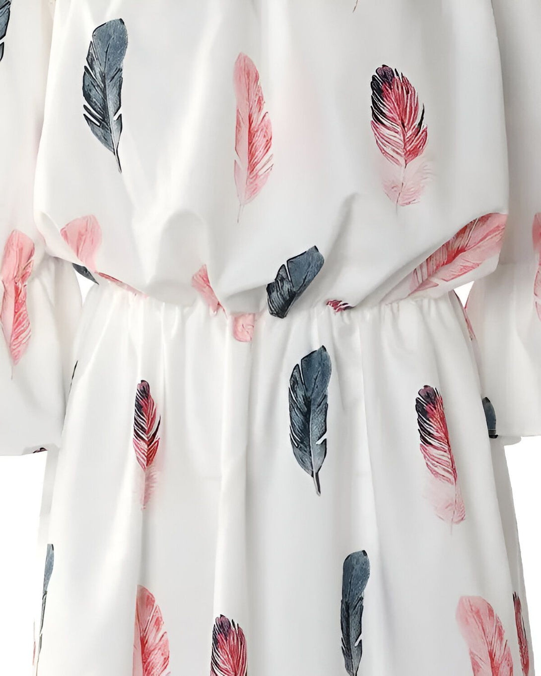 Une robe blanche à motifs de plumes colorées.
