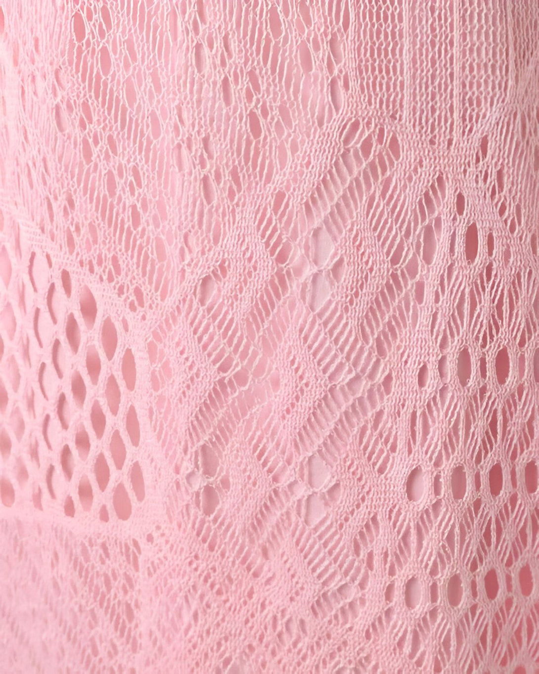 Dentelle rose pâle avec un motif de fleurs et de feuilles.