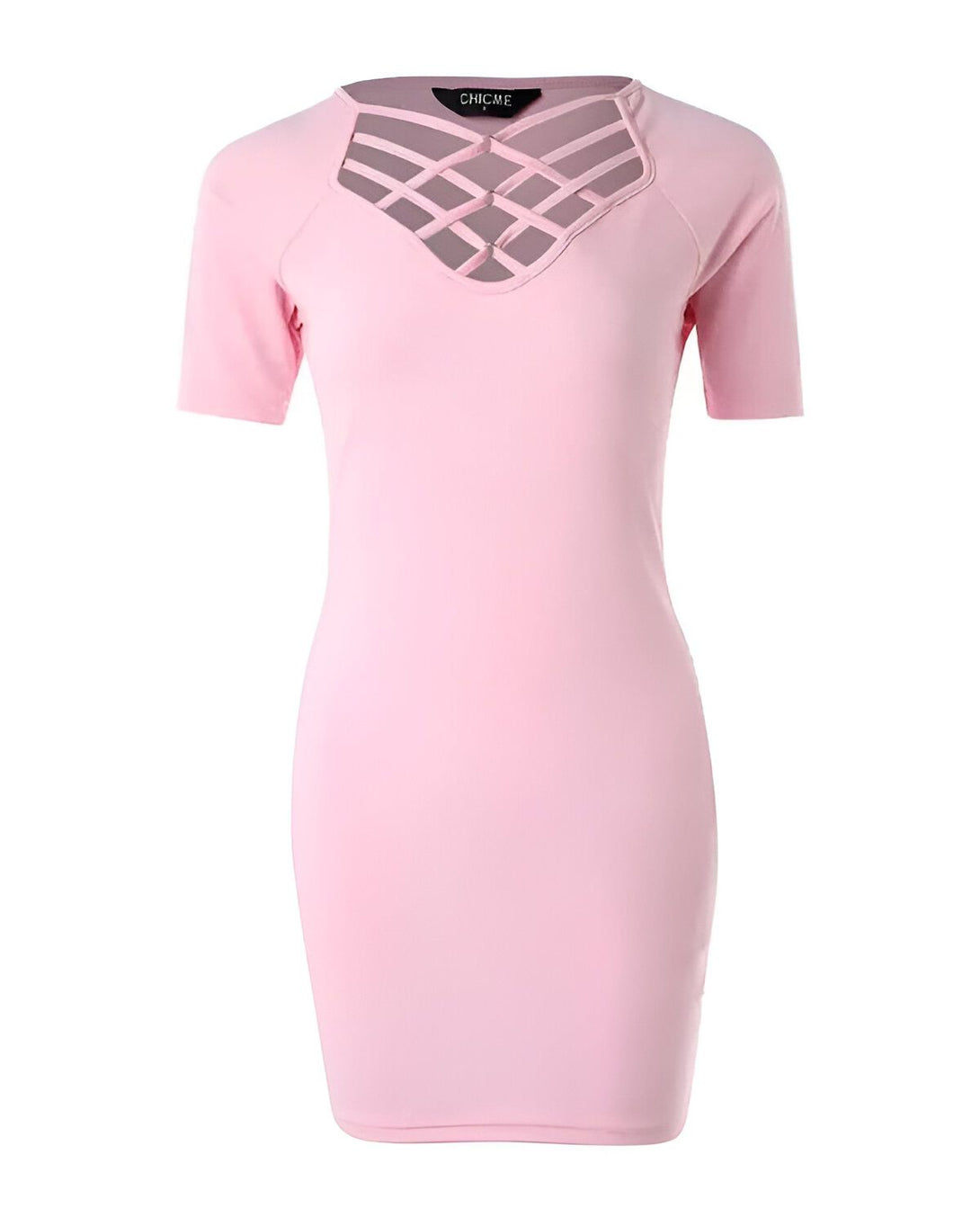 Une robe moulante rose avec des manches courtes et un décolleté en V.