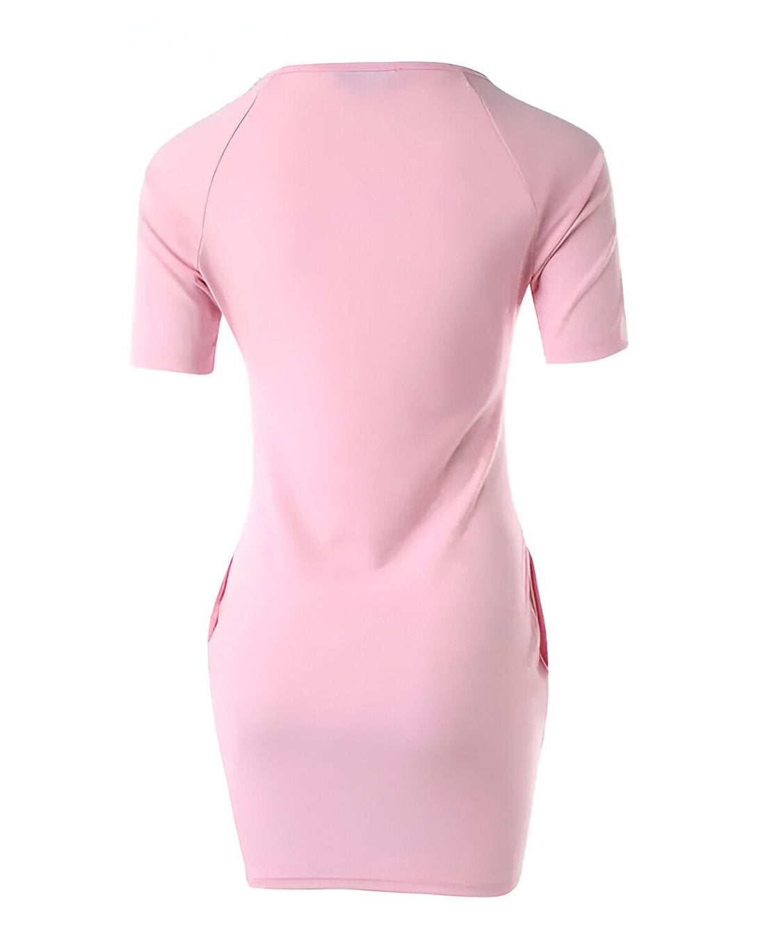 Une robe moulante rose avec des manches courtes et des poches.