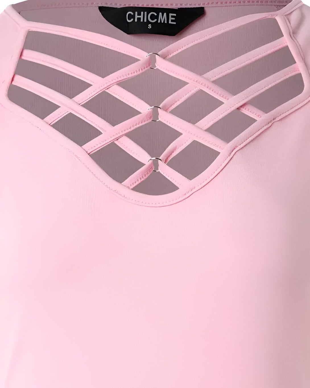 Une image d'un haut rose avec un décolleté croisé et des anneaux.