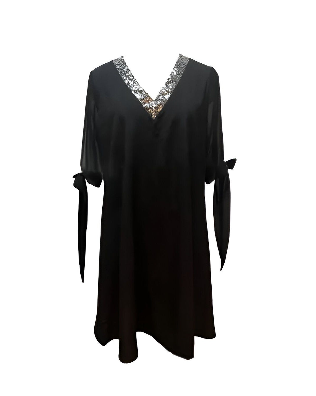 Une robe noire à manches bouffantes et à col V. La robe est ornée de sequins argentés au niveau du col et des manches.