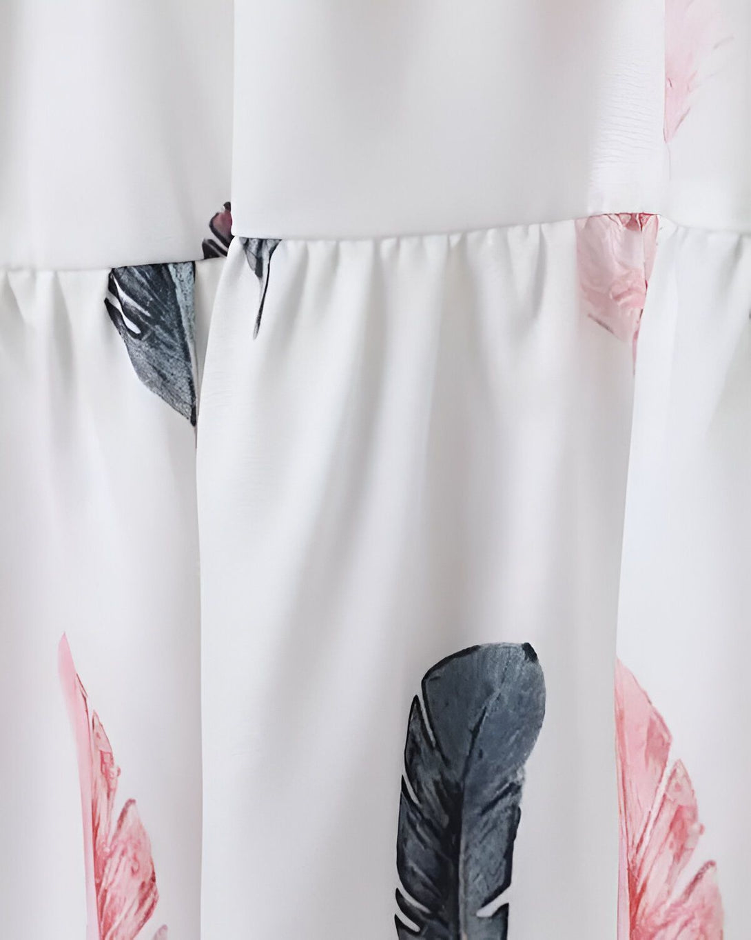 Une image de tissu à motif de plumes et de fleurs.