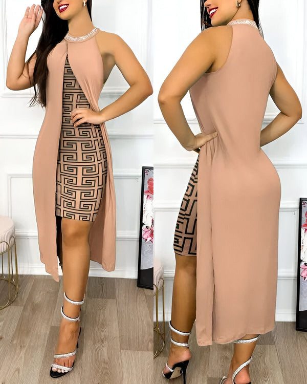 Une femme porte une robe beige et marron. La robe est courte et moulante, avec un décolleté en V. Elle est fendue sur le côté et laisse entrevoir une doublure marron à motifs géométriques. La femme porte des sandales à talons hauts beiges et un collier ras du cou.