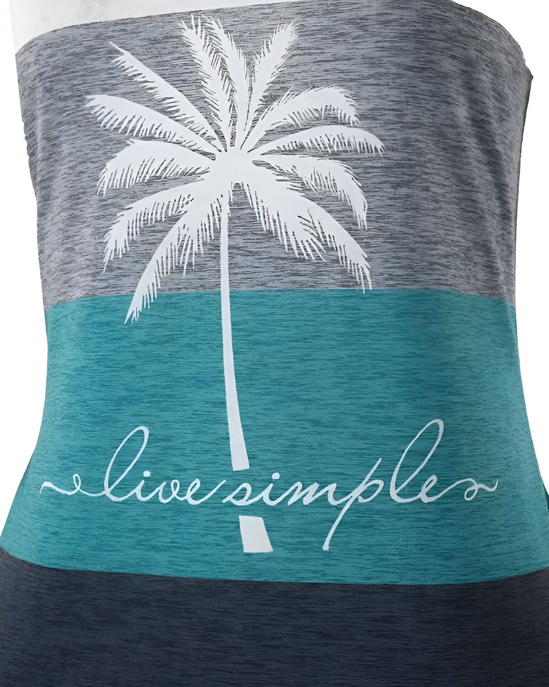 Le haut de maillot de bain est gris, blanc et bleu. Il y a un palmier blanc sur le devant avec les mots "live simple" écrits en cursive blanche sur le bas.