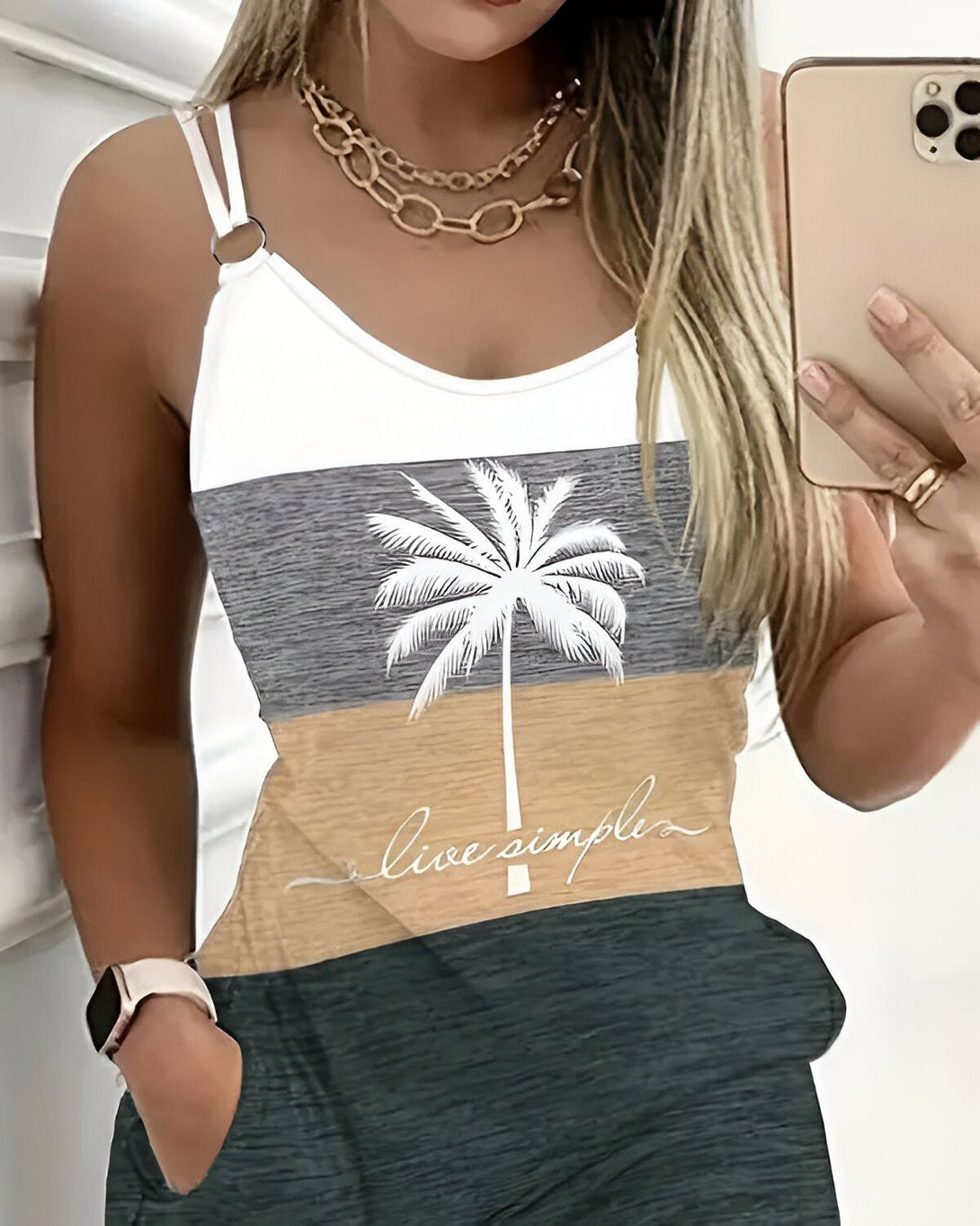 Une femme porte un débardeur blanc, gris et marron avec un palmier et l'inscription "live simple".