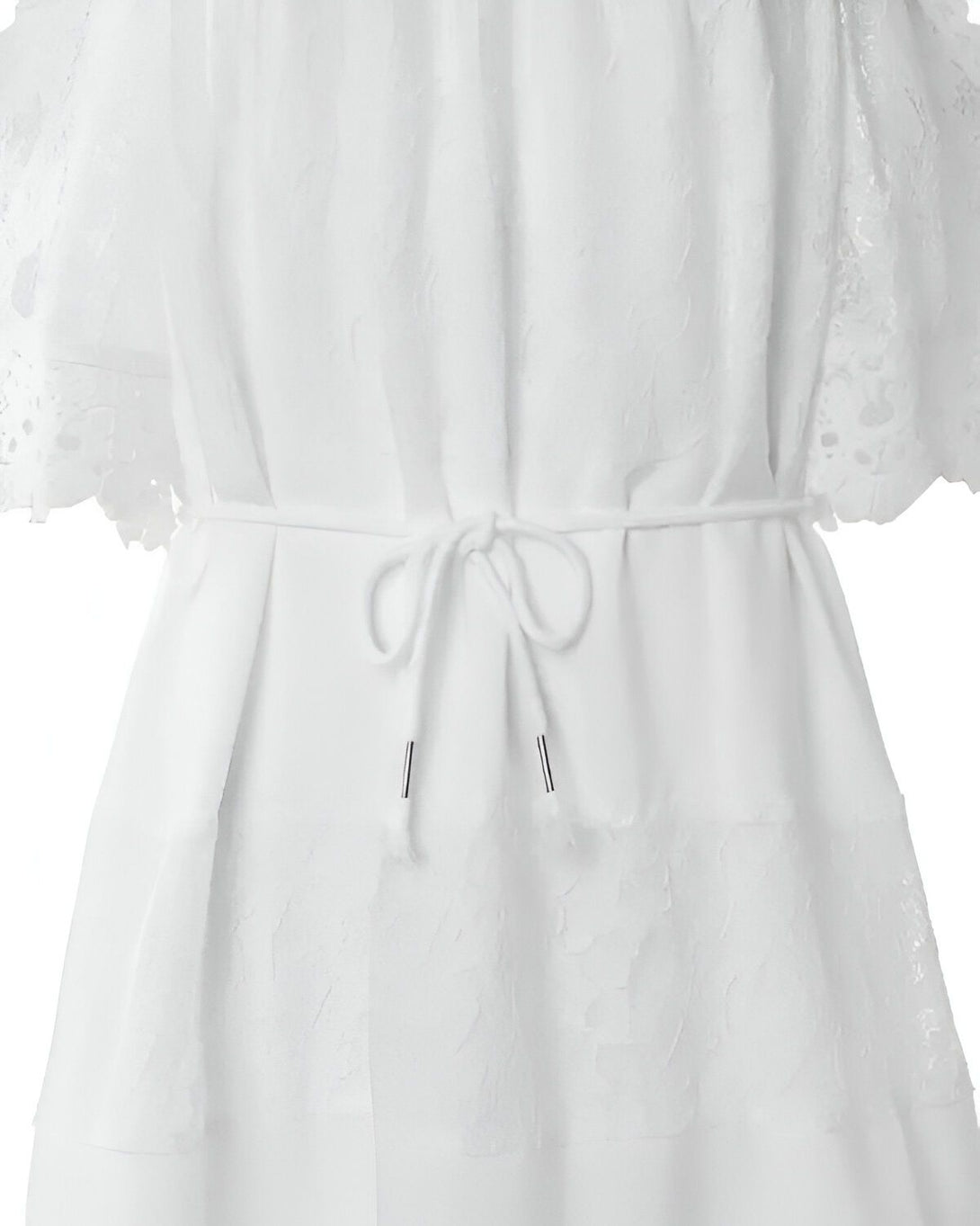 Une robe blanche avec des épaules dénudées et des détails en dentelle.