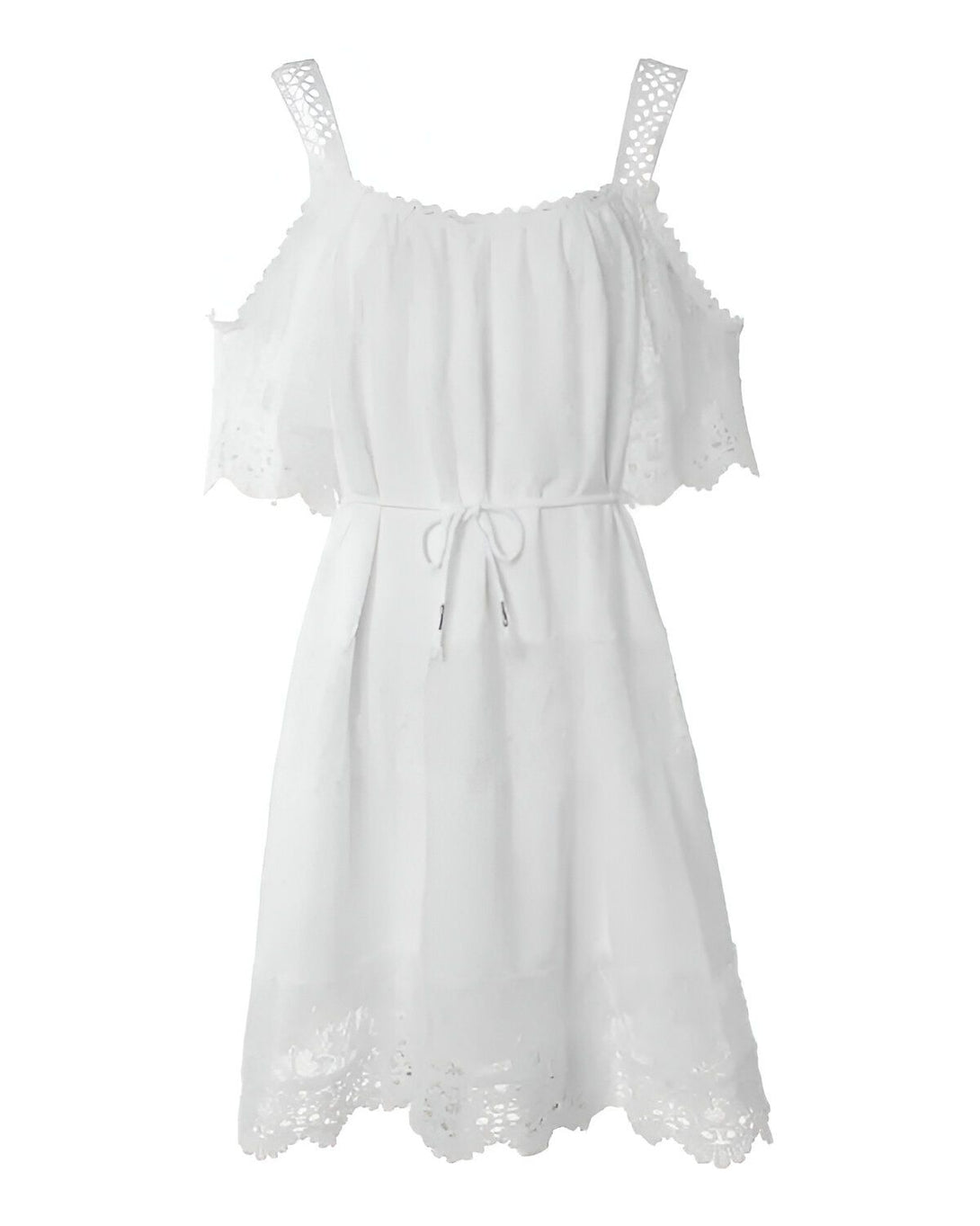 Une image d'une robe blanche courte et ample. Elle a des bretelles et un col bateau. La robe est en coton et est froncée à la taille. Elle est brodée de dentelle sur le bas.