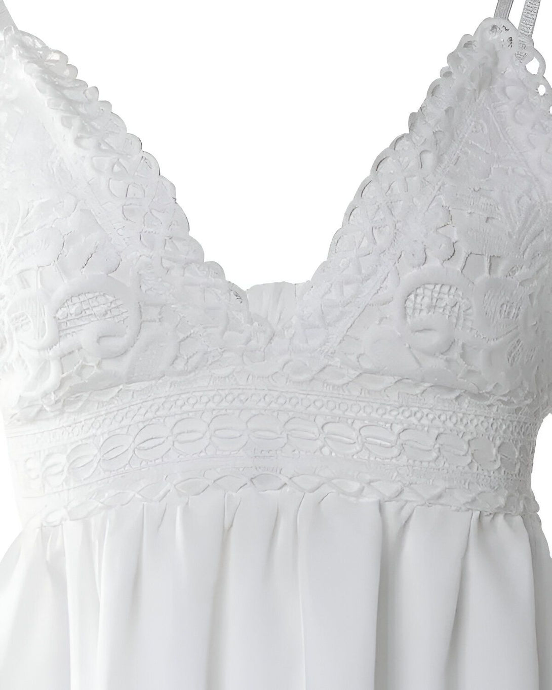 Une image d'une robe blanche en dentelle avec un décolleté en V et des bretelles fines.