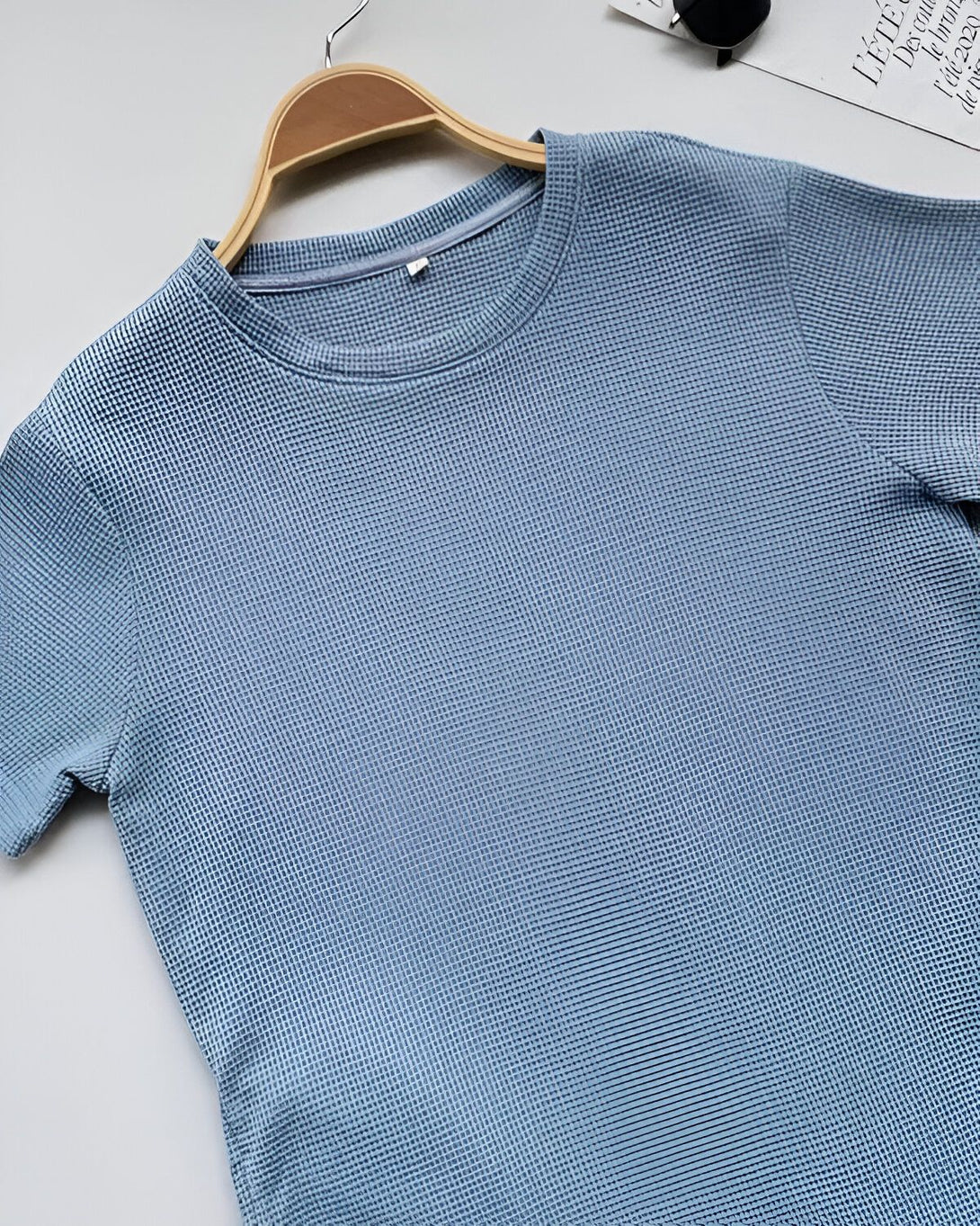 Un t-shirt bleu ciel à manches courtes avec un col rond.