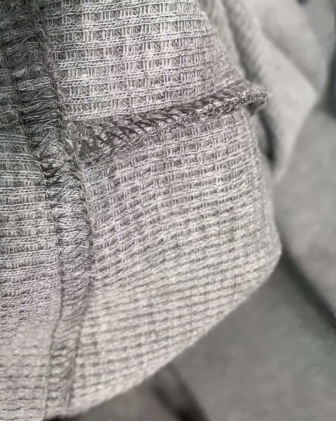 Une image en gros plan d'un tissu gris texturé.