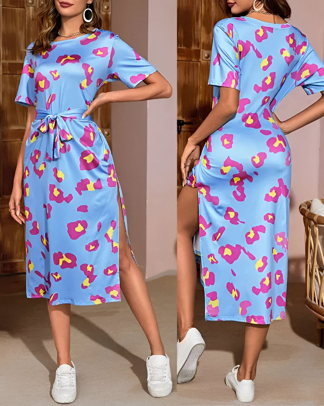 Une femme porte une robe mi-longue portefeuille à imprimé léopard bleu et rose. La robe est cintrée à la taille et possède une fente sur le côté. Elle est associée à des baskets blanches.