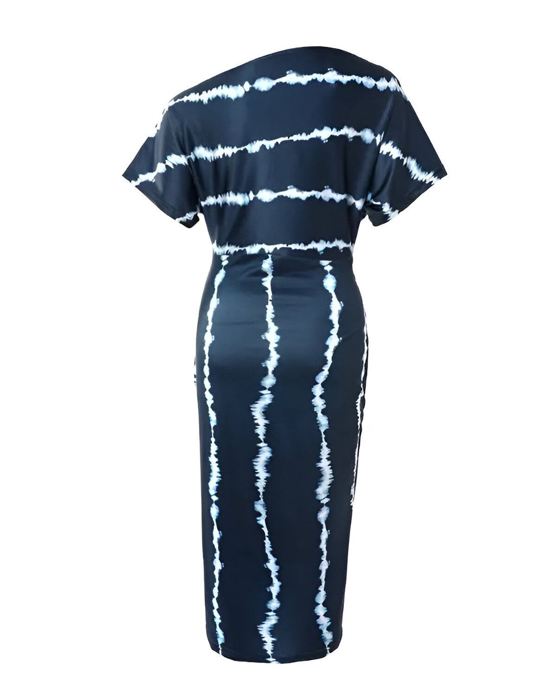 Une robe mi-longue ajustée près du corps de couleur bleu marine avec des motifs de lignes verticales blanches. La robe possède une manche courte et un col montant asymétrique.