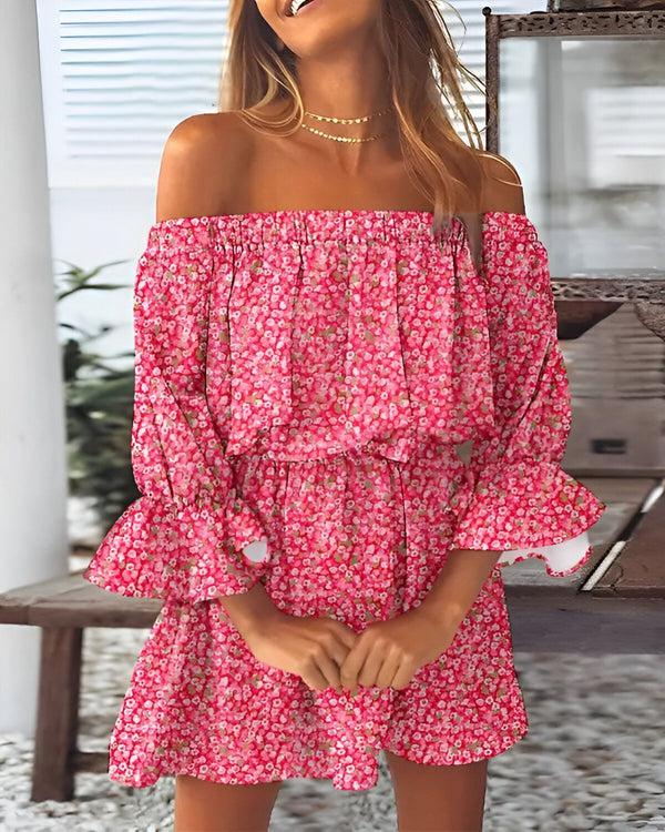 Une jeune femme portant une robe rose à fleurs et aux épaules dénudées.