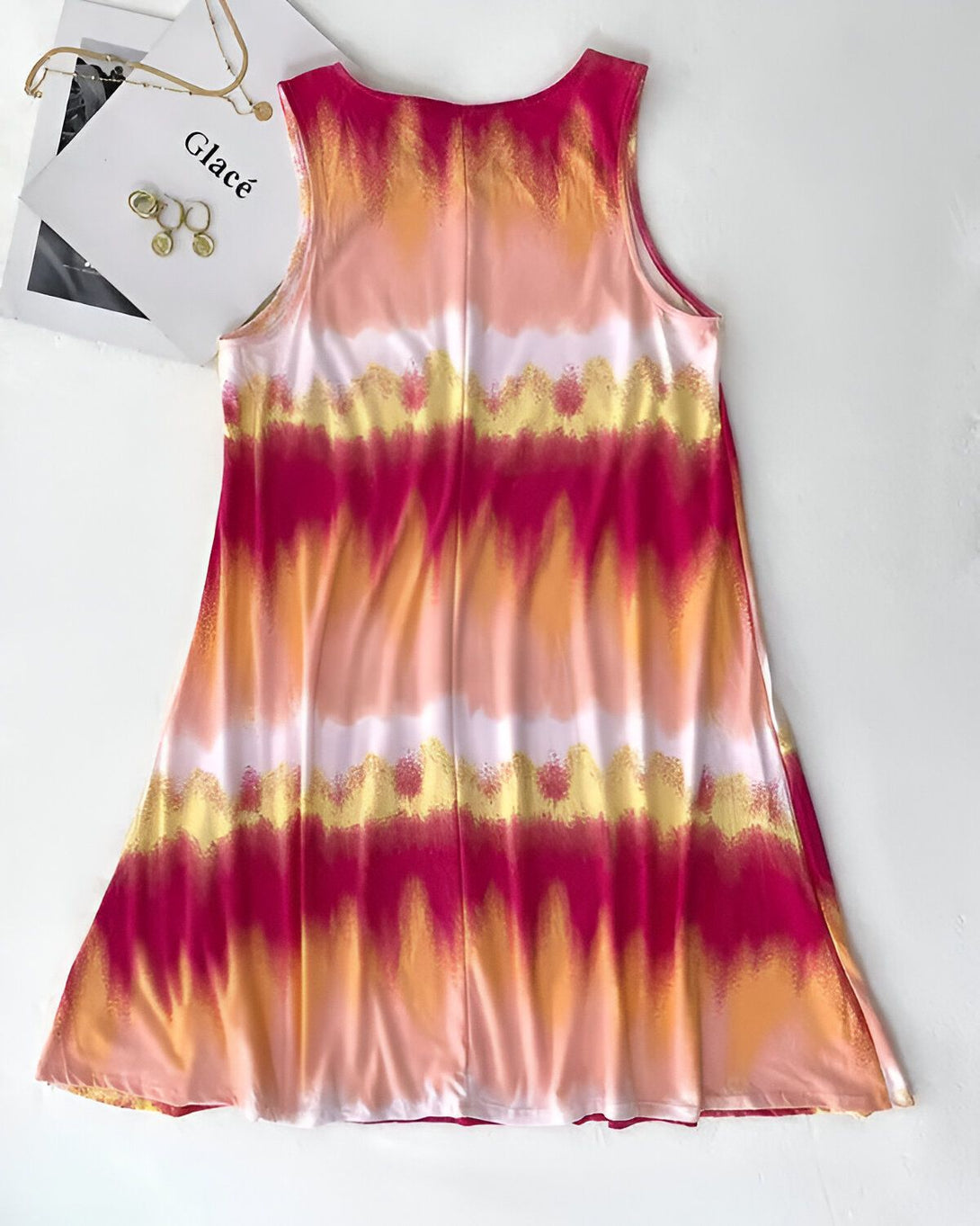 Une robe débardeur ample et évasée, teinte en dégradé de couleurs vives.