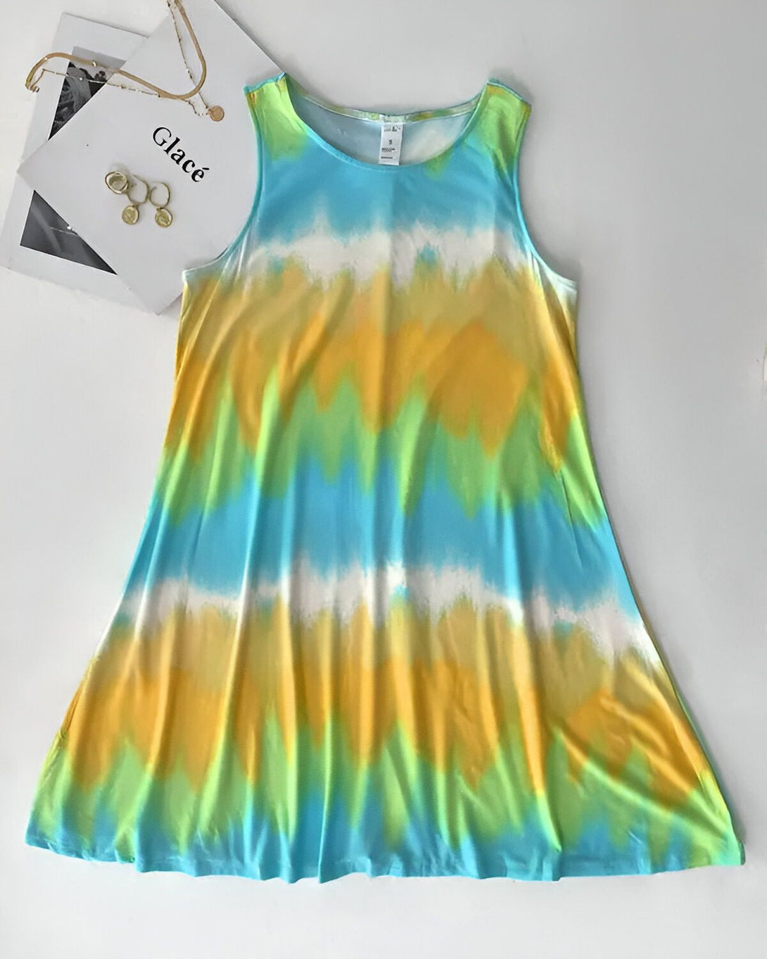 Une robe tie-dye jaune, verte et bleue sans manches