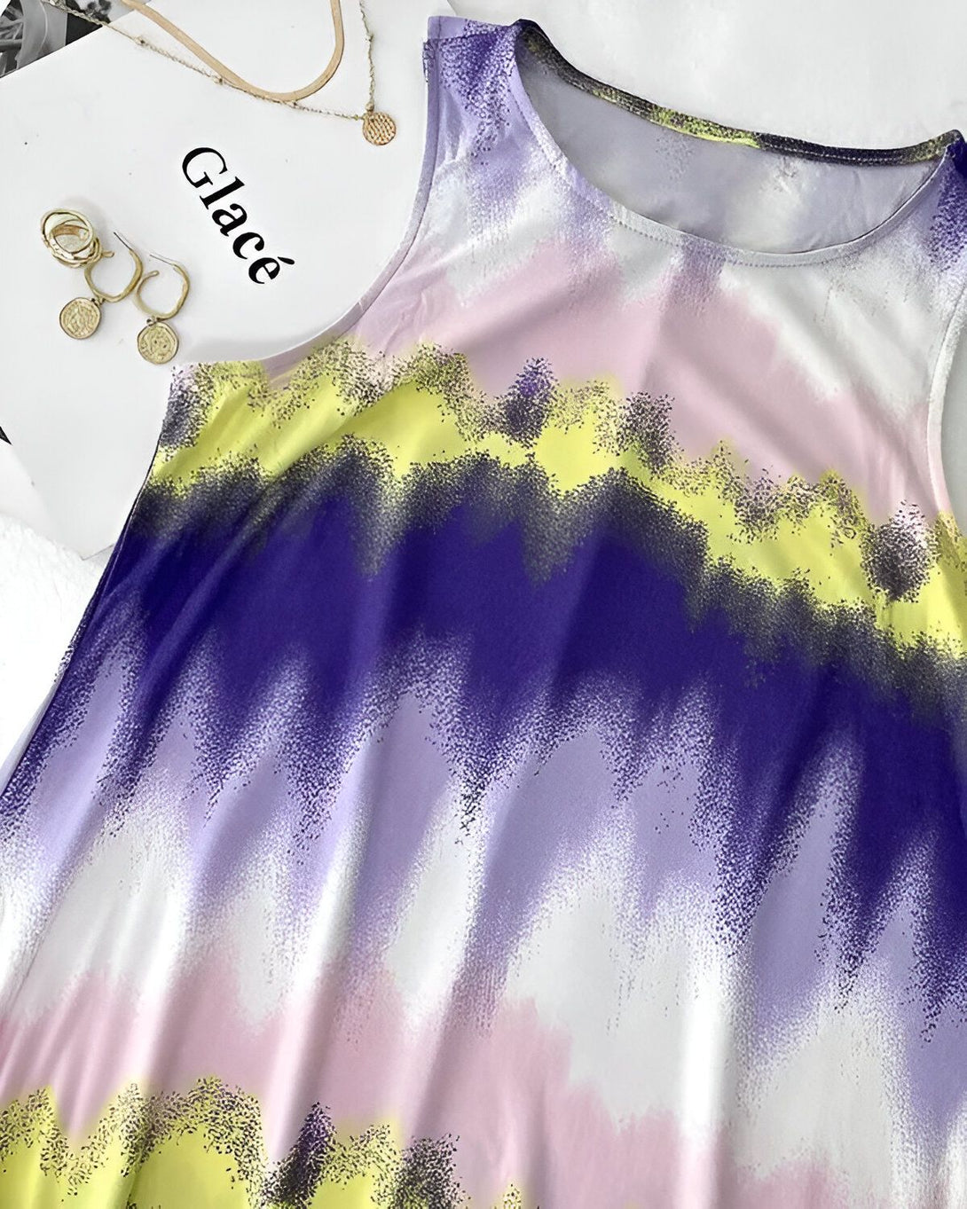 Une robe débardeur à motif tie-dye rose, jaune et violet.