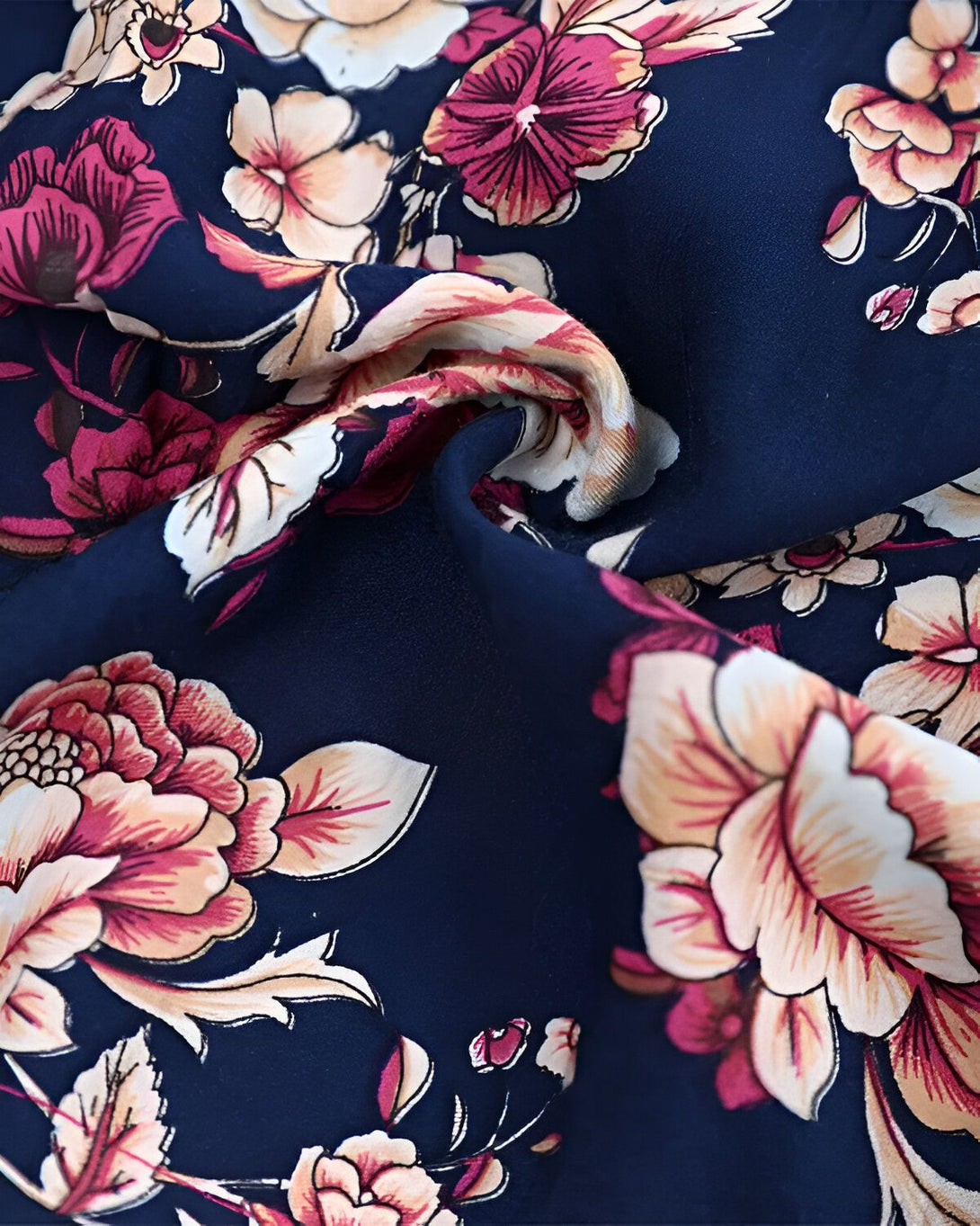 Une image de tissu bleu marine à fleurs roses et blanches.