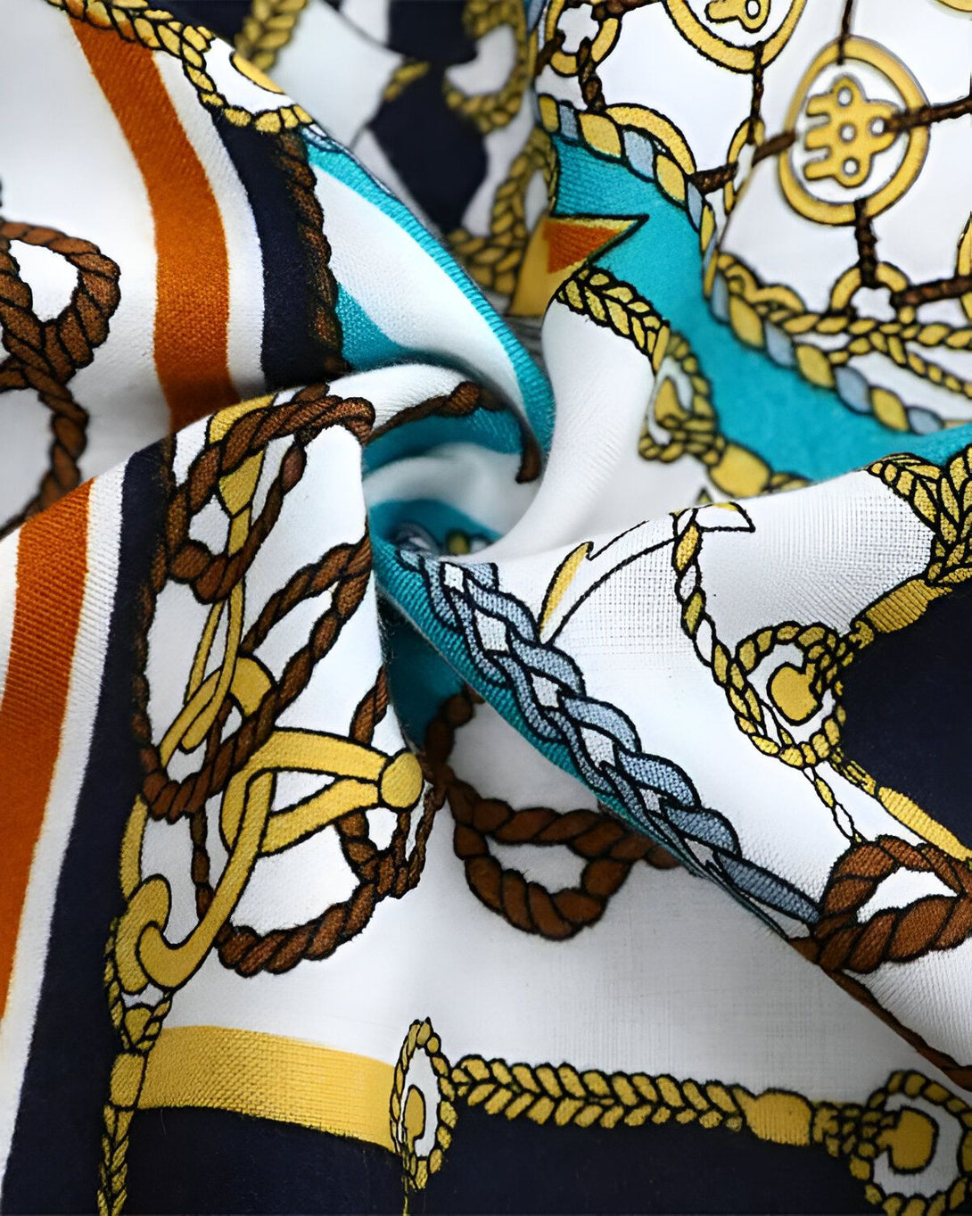 Une image d'un tissu à motifs de chaînes et de cordes de couleur marron et jaune sur fond blanc.