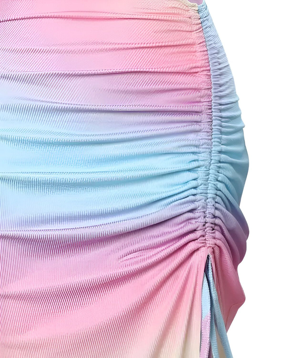 Une image d'une robe de soirée rose et bleue avec un dégradé de couleurs. La robe est froncée sur le côté avec un cordon de serrage.