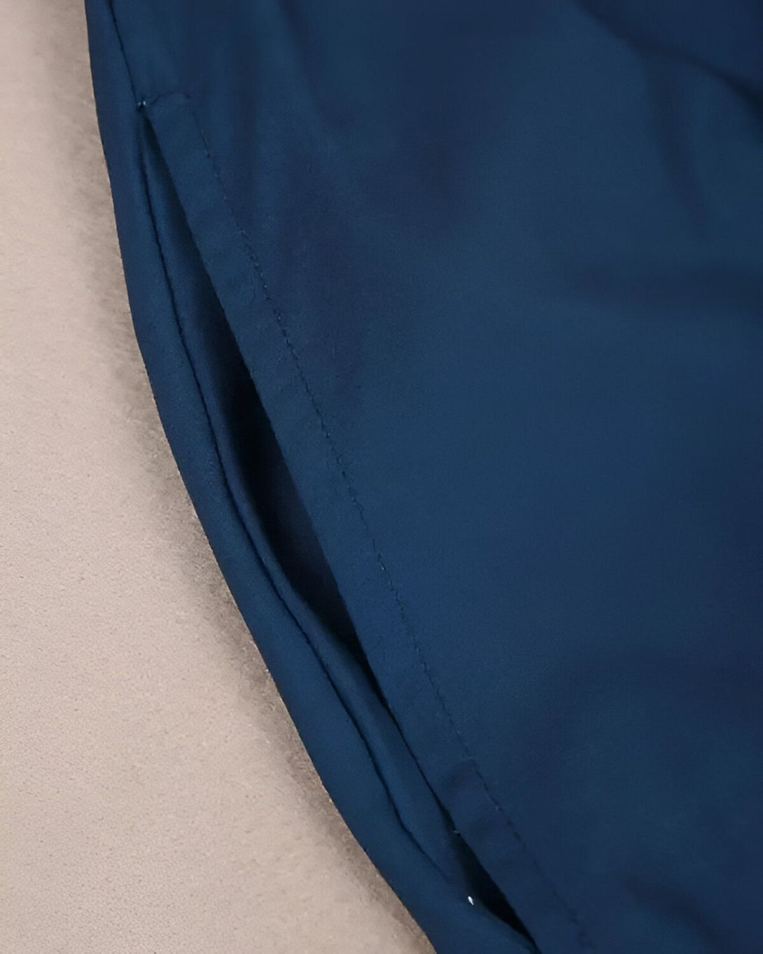 Une image d'un pantalon de couleur bleu marine avec une poche sur le côté.