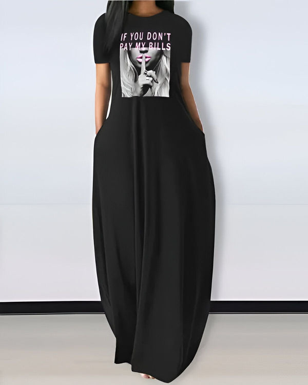 Une femme porte une robe noire avec l'inscription "If you don't pay my bills" sur la poitrine.