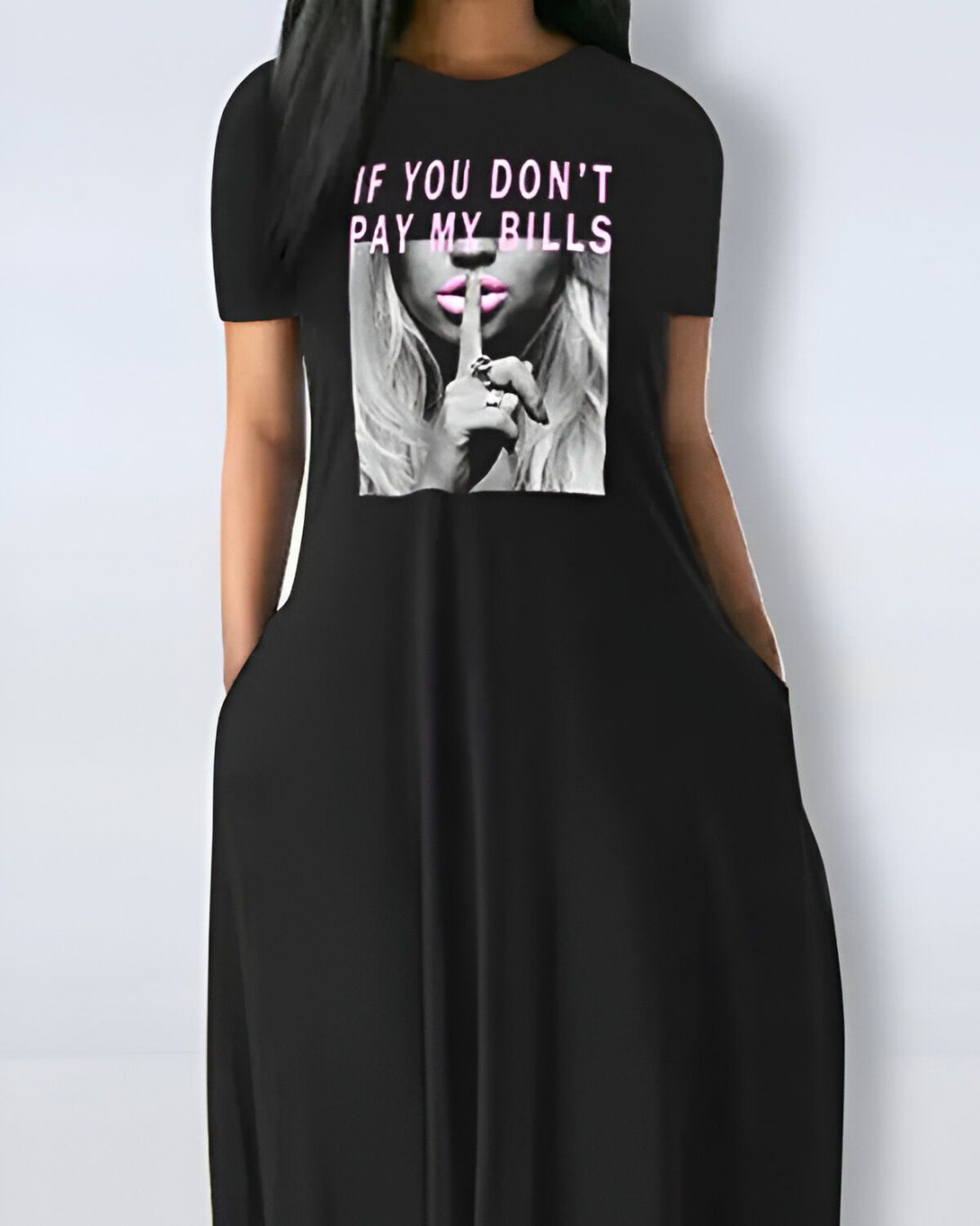 Une femme porte une robe noire avec l'inscription "If you don't pay my bills" sur la poitrine. Elle a la main sur la bouche et les yeux baissés.